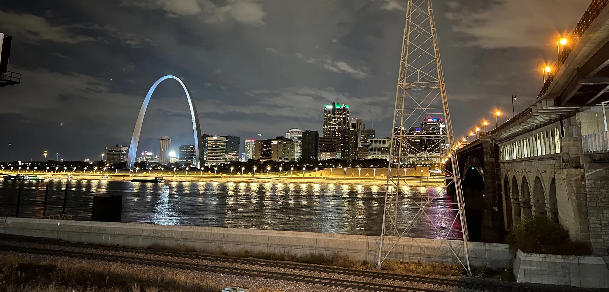 A view of St. Louis and the Gateway Arch from across the Mississippi river